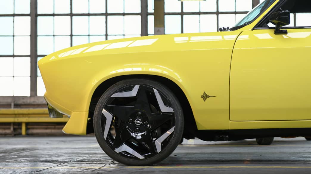Seitliche Nahaufnahme der Front des Opel Mantra mit Elektroantrieb