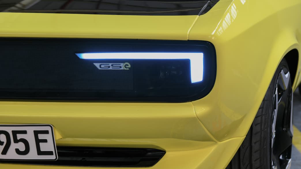 Nahaufnahme von einem Scheinwerfer des Opel Mantra mit Elektroantrieb