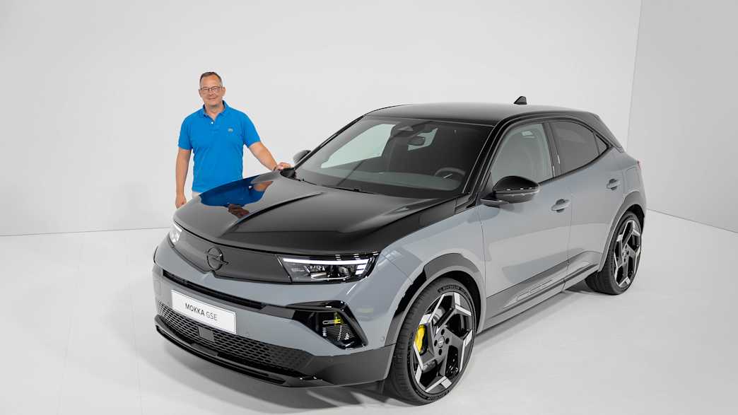 Der ADAC Redakteur Jochen Wielder steht am Opel Mokka GSE