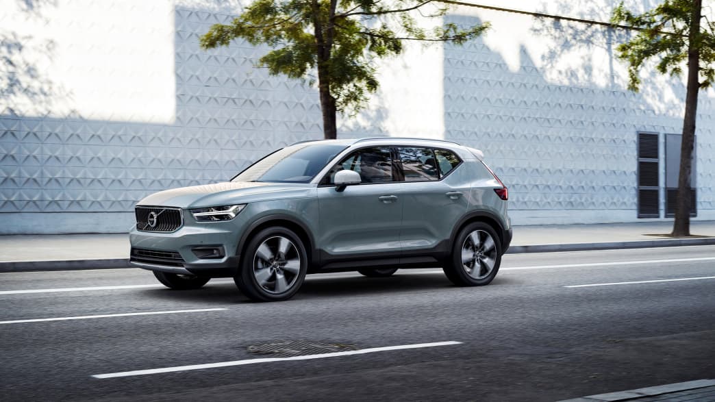 Ein grauer Volvo XC 40 während der Fahrt