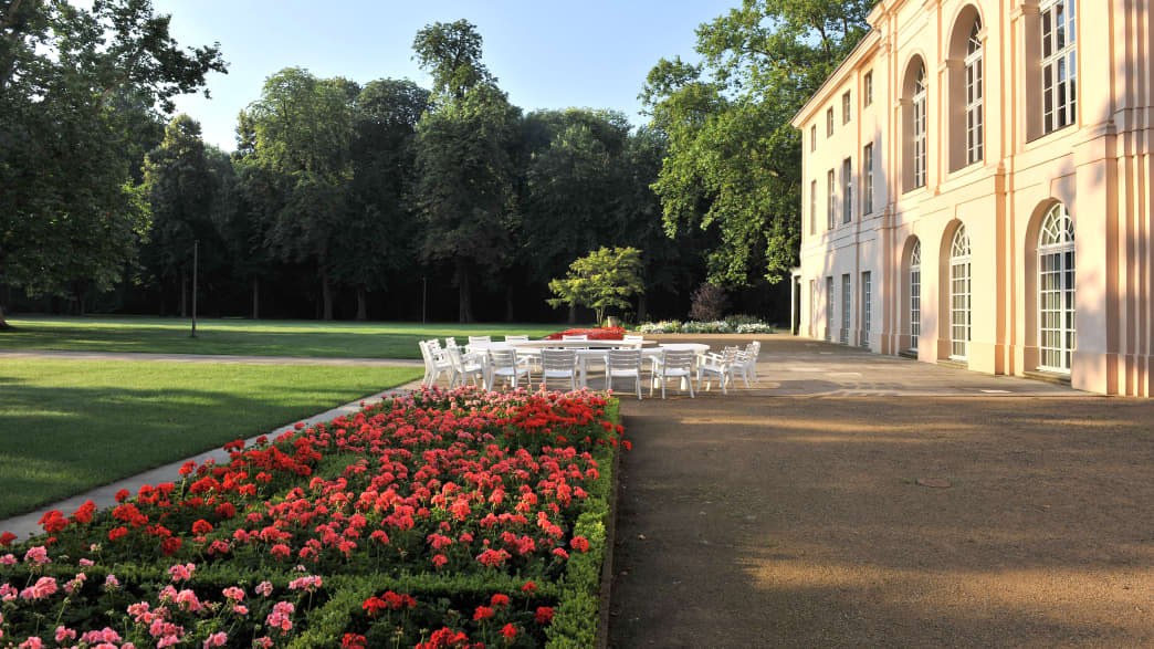 Blumenbeete vor dem Schloss im Schlossgarten Schönhausen