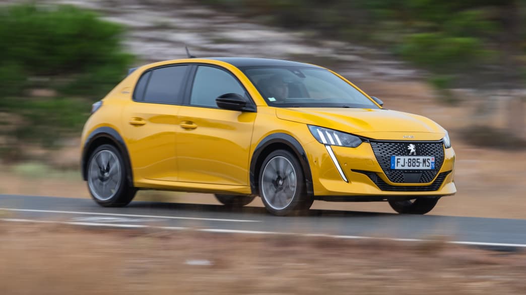 Front und Seitenansicht eines fahrenden Peugeot 208