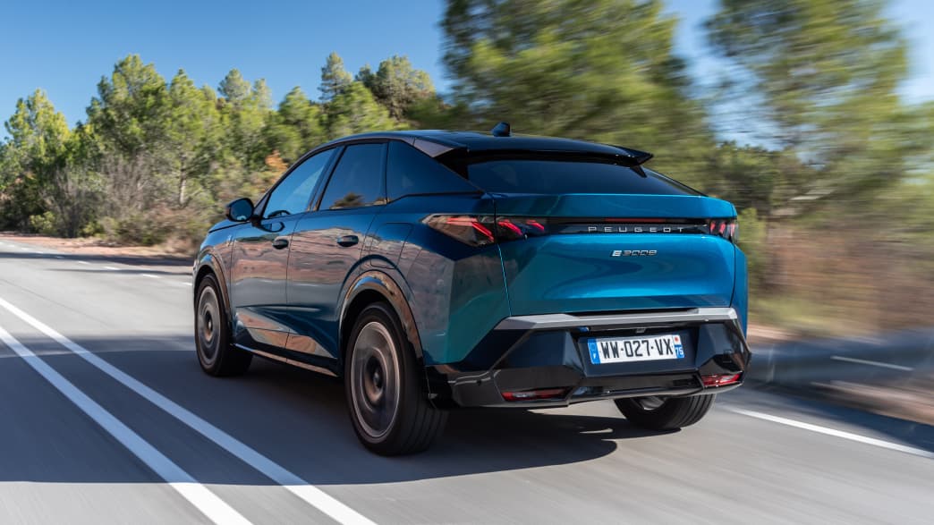 Heckansicht eines fahrenden Peugeot 3008