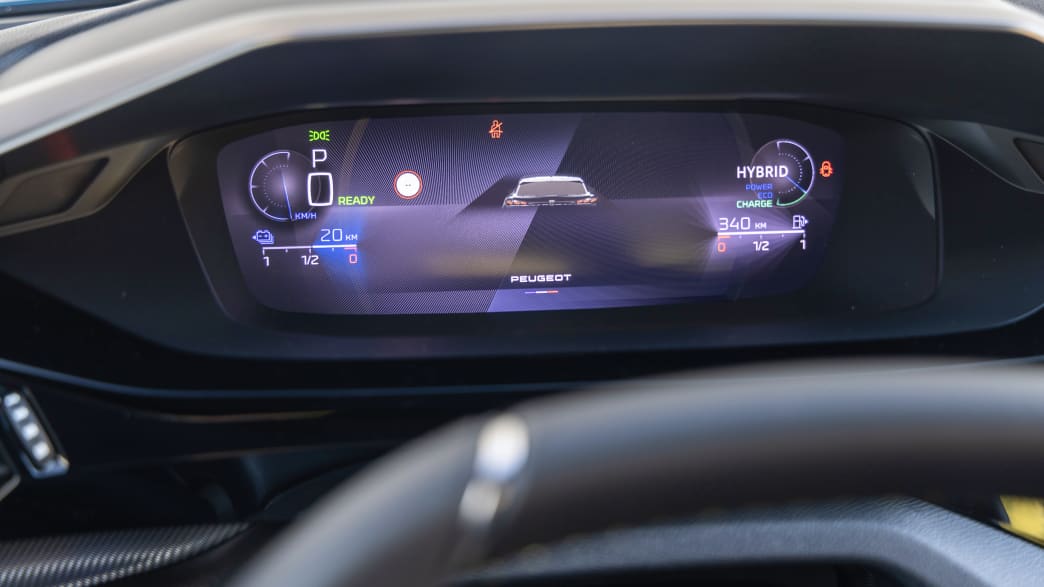 Der digitale Monitor mit Geschwindigkeits- und Tankanzeige des neuen Peugeot 408