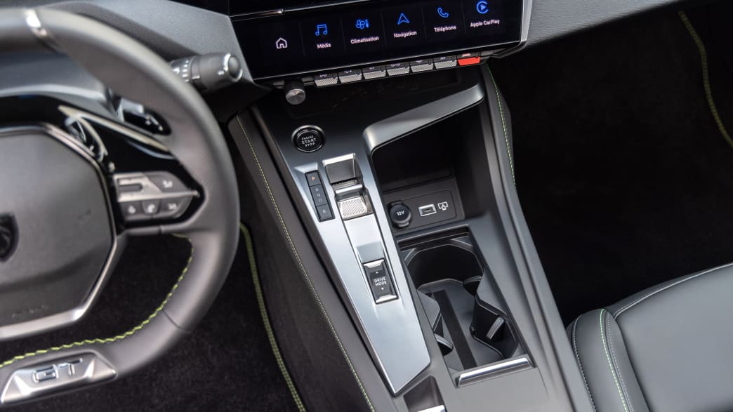 Detailaufnahme von Gangschaltung und Lenkrad des neuen Peugeot 408