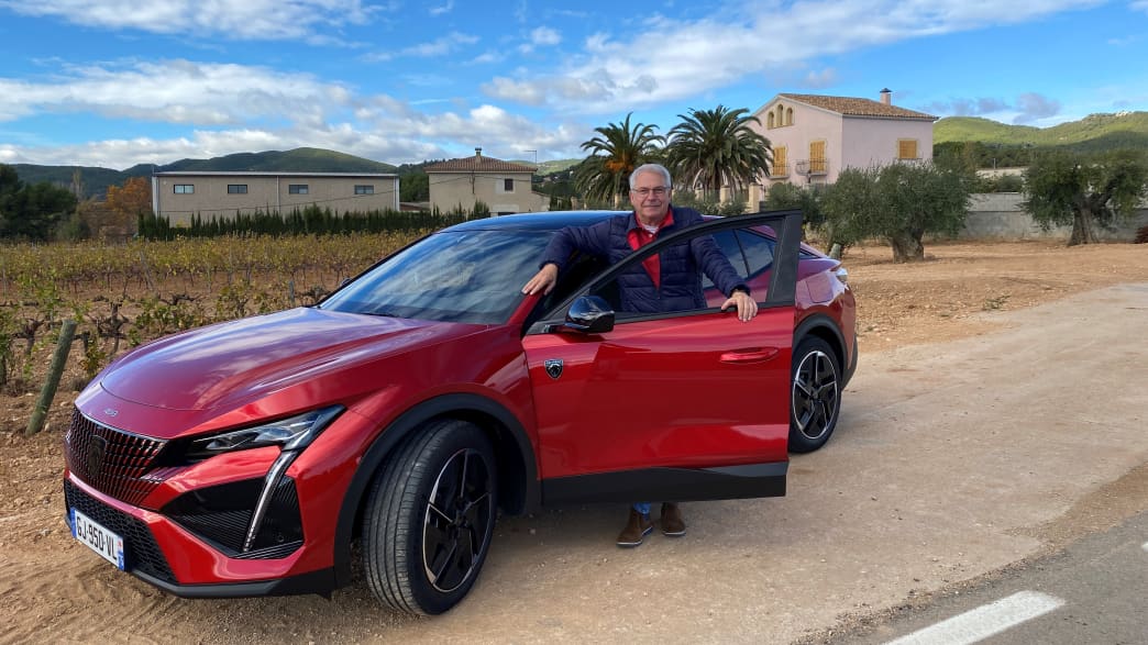 ADAC Redakteur Thomas Kroher mit dem Peugeot 408