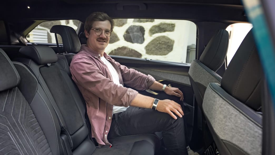ADAC Redakteur Andreas Huber auf der Rückbank eines Peugeot 5008