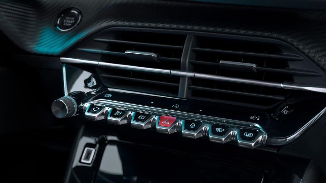 Detailaufnahme der Bedienelemente des Peugot E 208