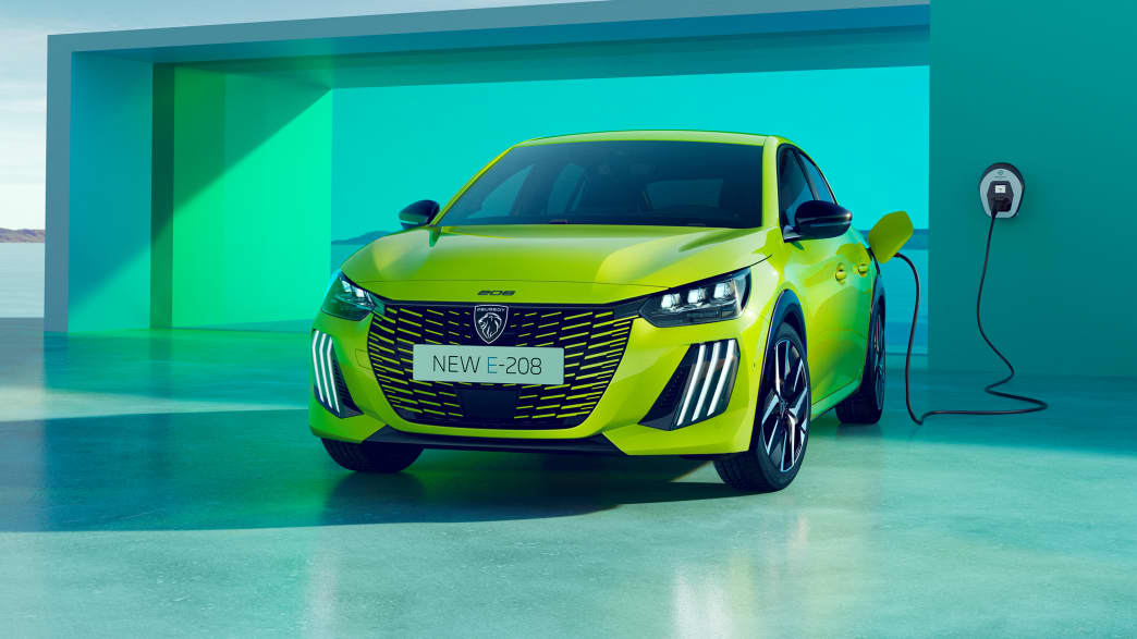 Der Peugot E 208 ladend an der Wallbox