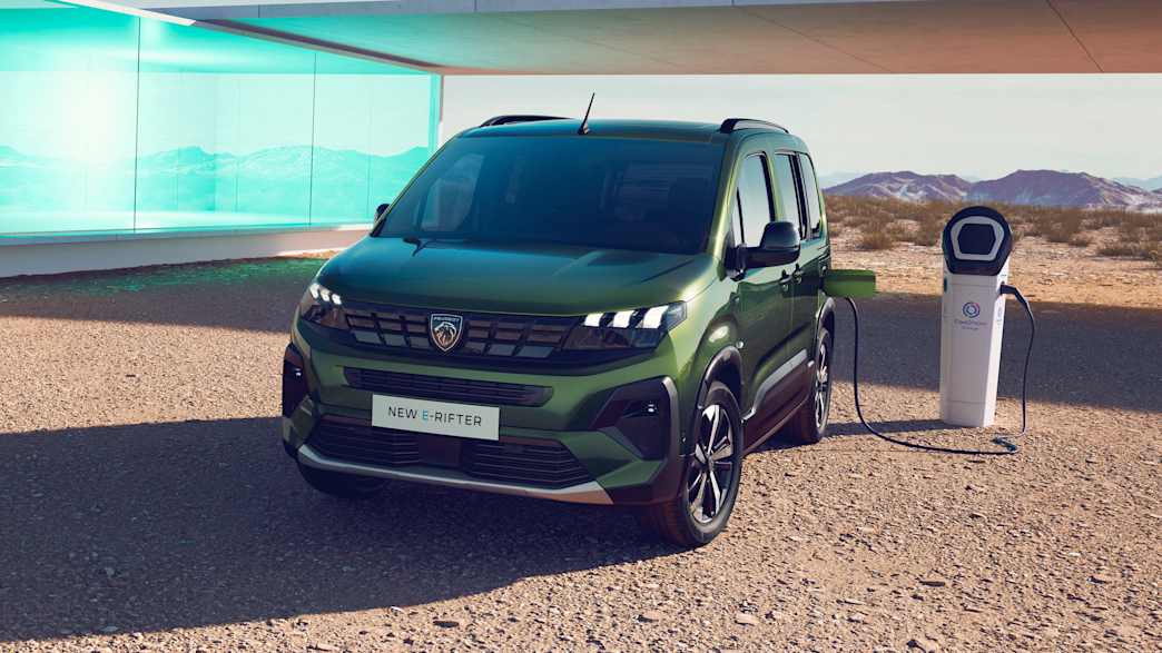 Frontansicht des Peugeot e-Rifter nach Facelift an einer Ladesäule
