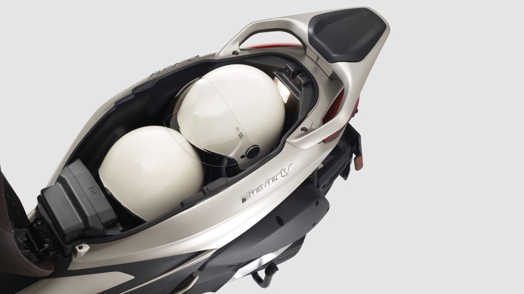 Helme im Stauraum unter der Sitzbank vom Piaggio Beverly 300