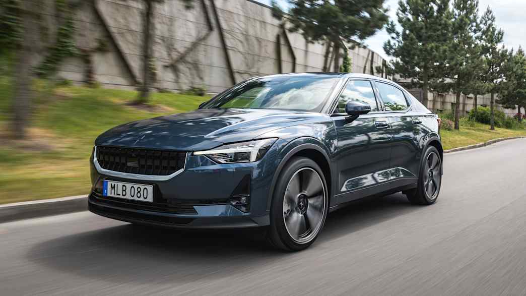 Polestar 2 fahrend auf einer Straße