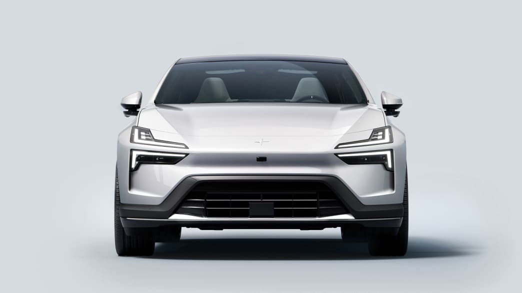 Der neue Polestar 4 frontal stehend fotografiert