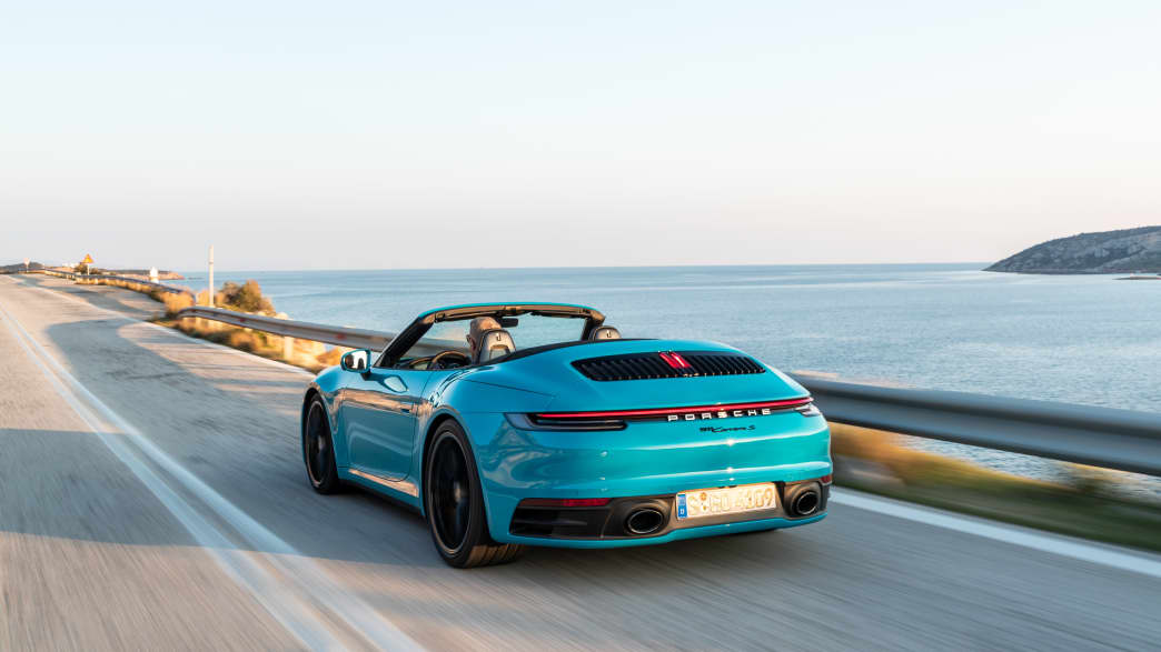 Porsche 911 Carrera S Cabrio fahrend auf der Straße