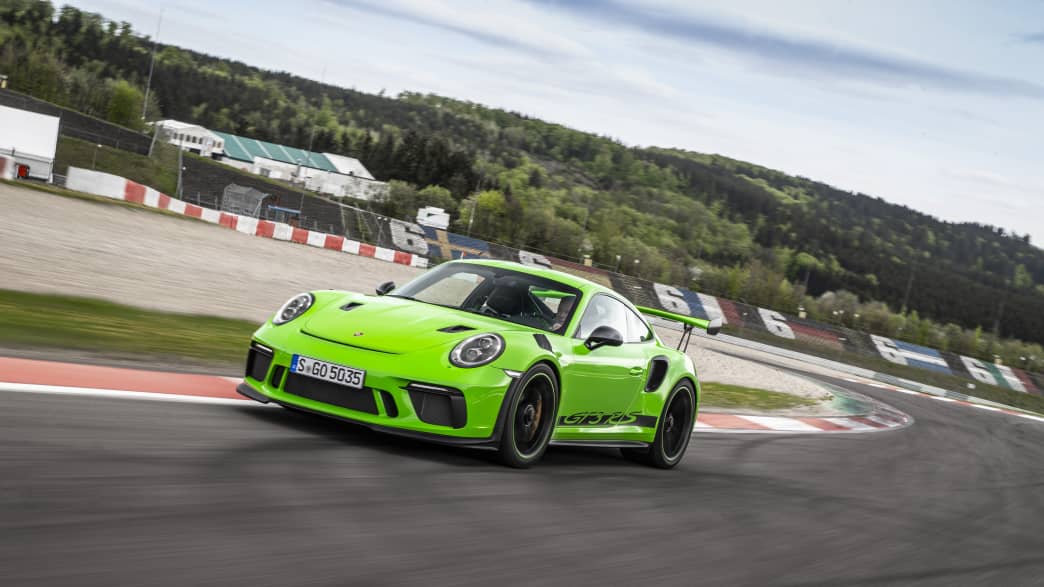 Porsche 911 GT3 RS fahrend auf einer Rennstrecke