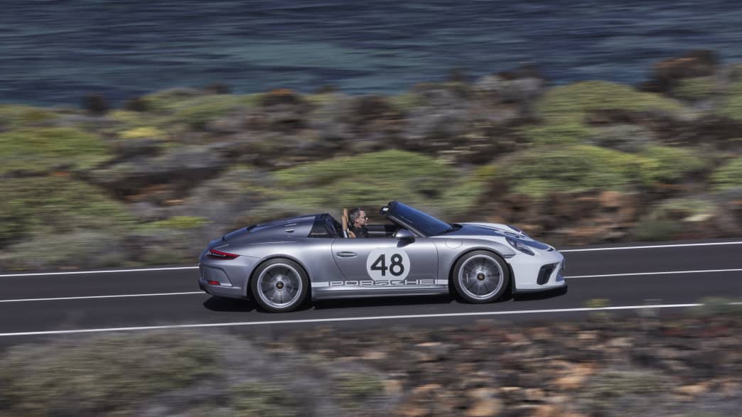 Porsche 911 Speedster fahrend auf der Straße