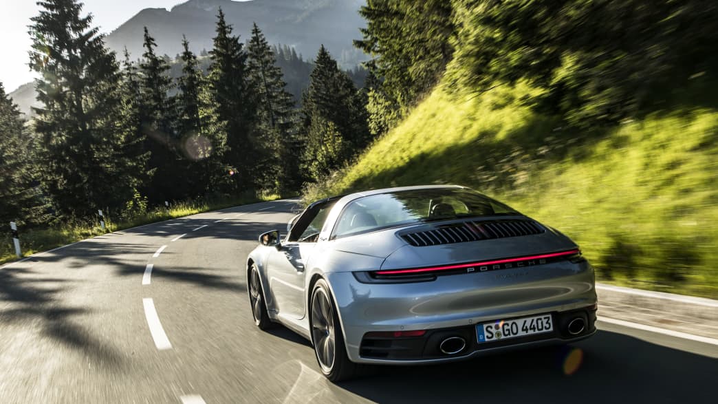 Rückansicht eines fahrenden Porsche 911er Targa 4