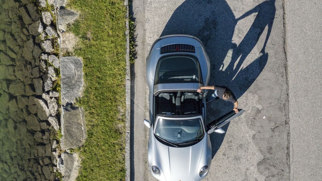 Topshot eines Porsche 911er Targa