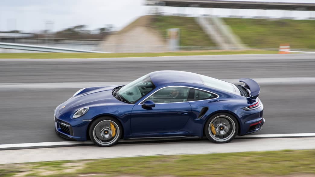 Porsche 911 Turbo fahrend auf einer Rennstrecke