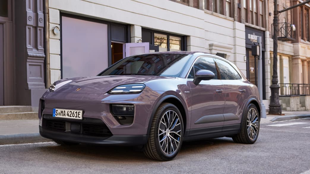 Der Porsche Macan E 4 stehend von schräg vorne