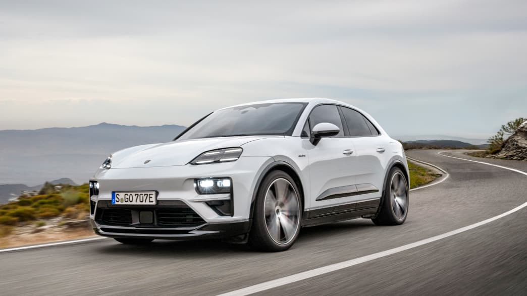 Der Porsche Macan E Turbo 4 fahrend von vorne