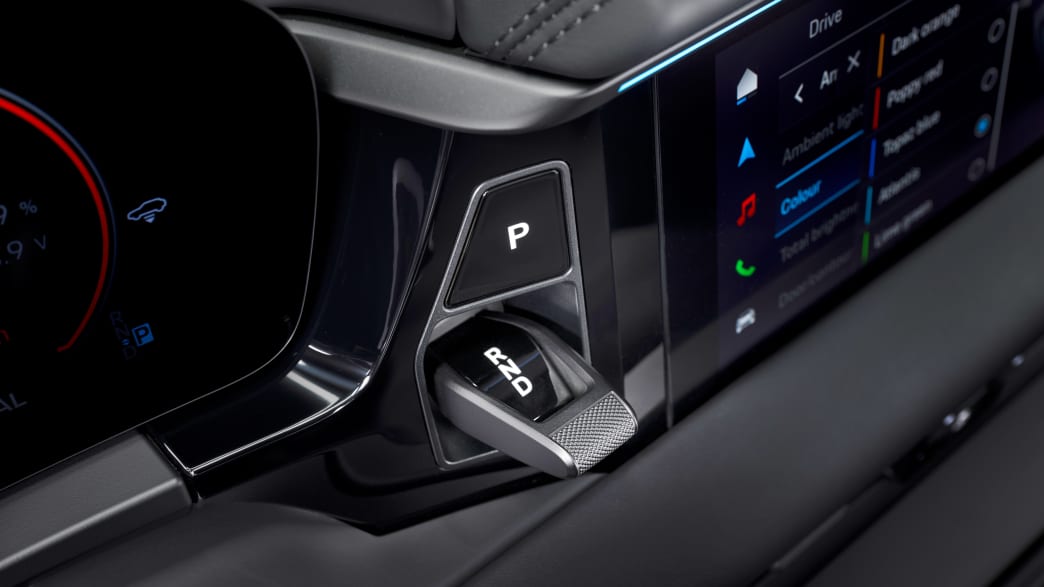 Detailaufnhame der Automatic Schaltung des Porsche Macan E Turbo.