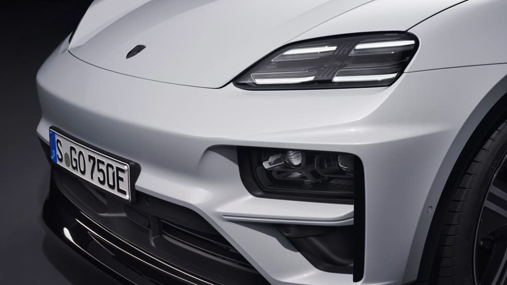 Ein Teil der Front des  Porsche Macan E Turbo