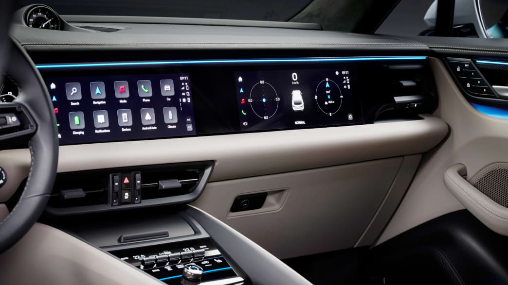 Das Cockpit auf der Beifahrerseite des  Porsche Macan E Turbo