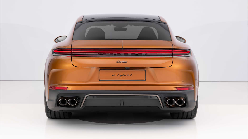 Heckansicht eines stehenden Porsche Panamera