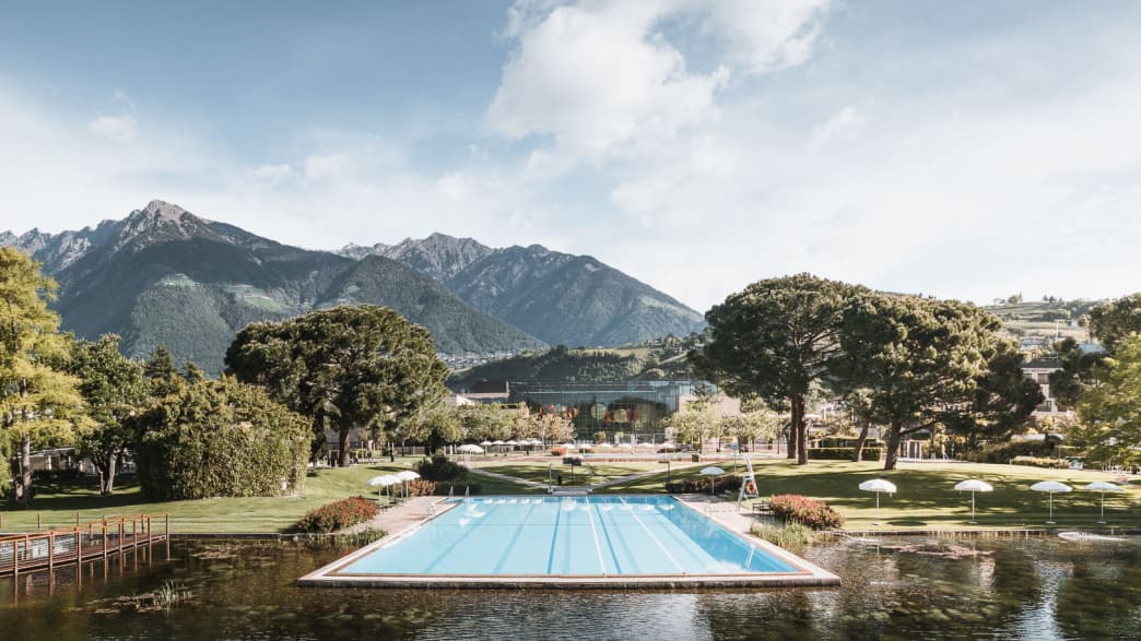 Ein Aussenbecken der Therme Meran