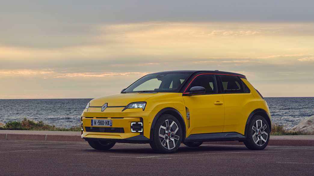 Front und Seitenansicht eines stehenden Renault 5