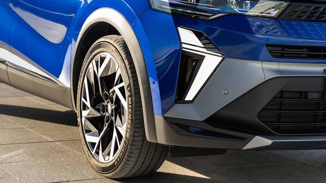 Detail des Reifens und der Front eines Renault Captur 160 Mildhybrid nach Facelift