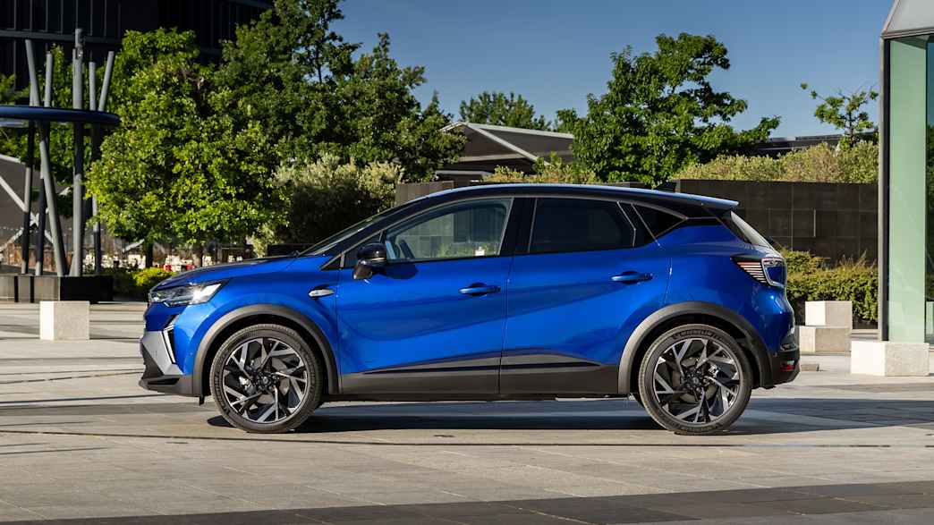 Seitenansicht eines stehenden Renault Captur 160 Mildhybrid nach Facelift