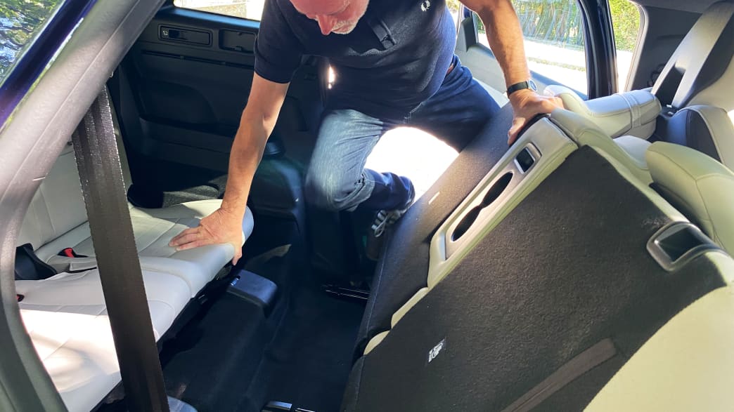 Eine Aufnahme bei der Wolfgang Rudschies hinten in den Renault Espace einsteigt