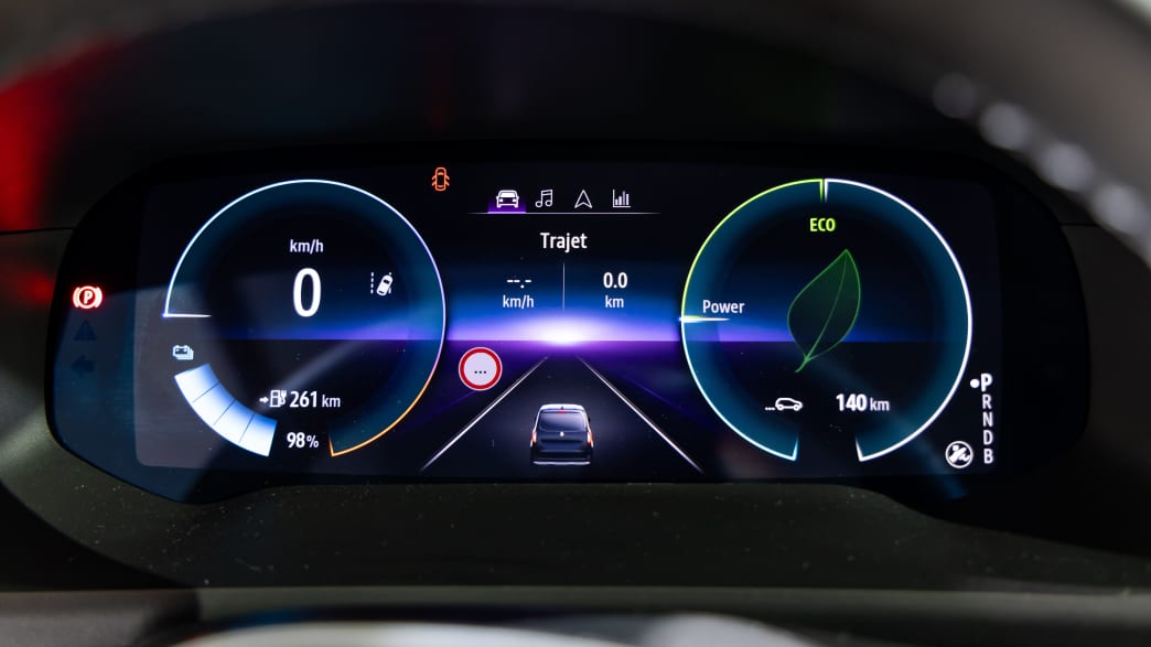 Das digitale Cockpit des Renault Kangoo E-TECH Electric Modell 2022
