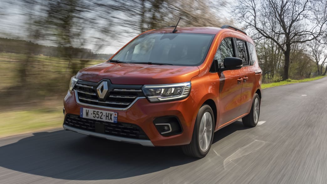 Frontansicht eines fahrenden Renault Kangoo