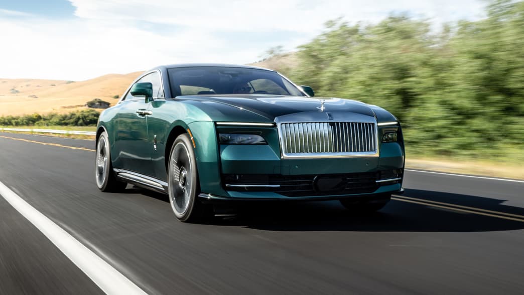 Der Rolls Royce Spectre fahrend von vorne