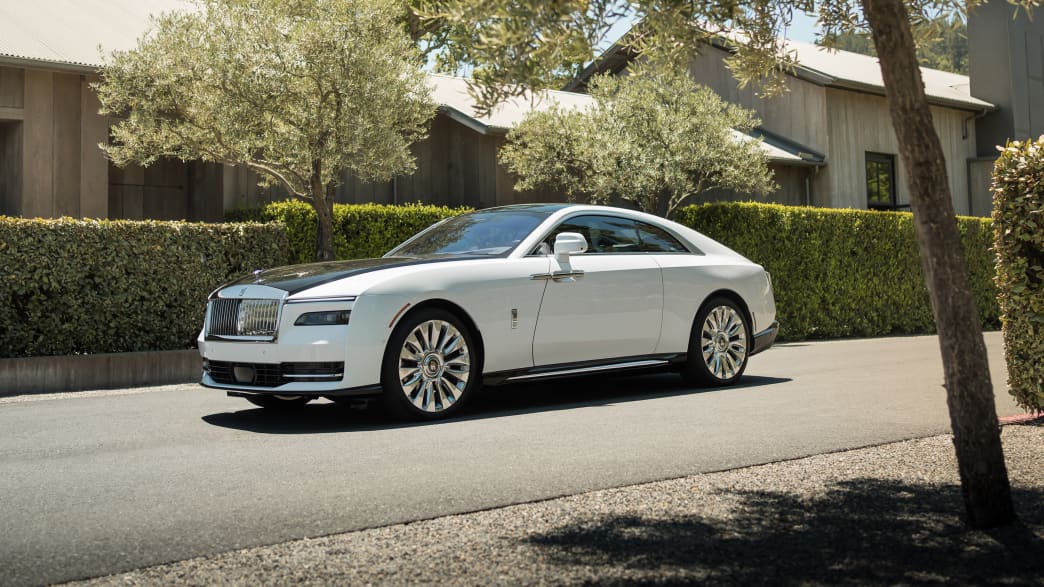 Der Rolls Royce Spectre stehend von der Seite