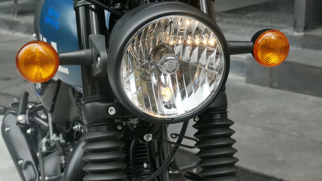 Detailaufnahme des Scheinwerfers der Royal Enfield 350 Hunter