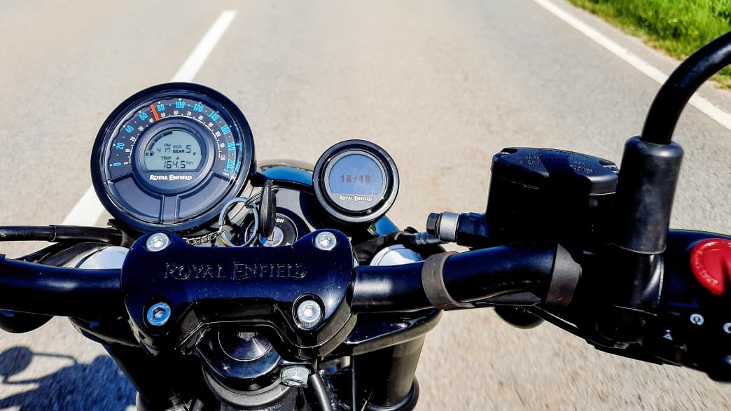 Der Lenker mit Tacho der Royal Enfield Shotgun 650