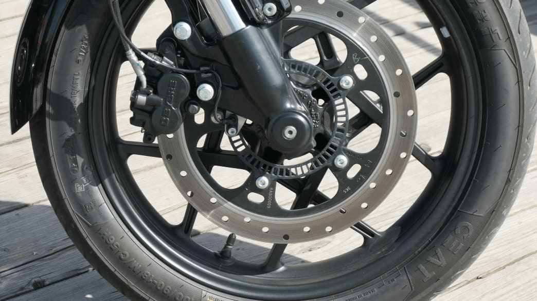 Das Vorderrad der Royal Enfield Shotgun 650