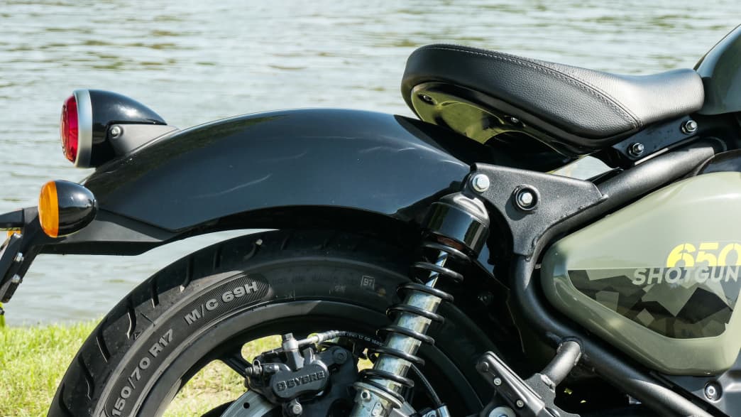 Blick auf den Stossdämpfer der Royal Enfield Shotgun 650