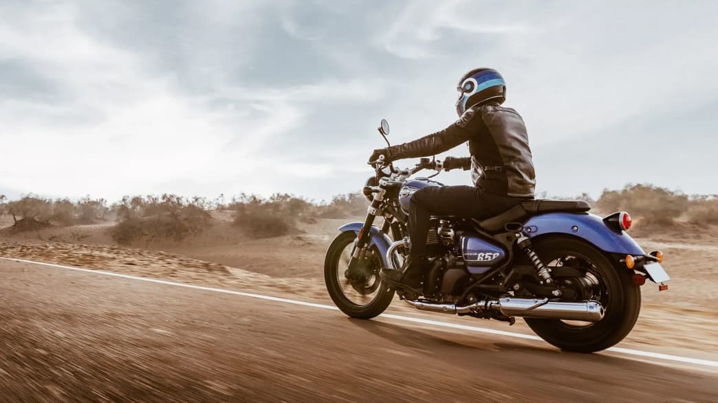 Die Super Meteor 650 fahrend von der Seite zu sehen