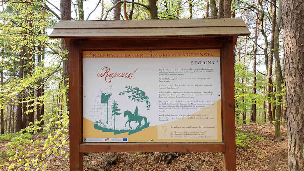 Ein Schild mit Märchenbeschreibung auf dem Dornröschen Rundwanderweg bei Dörrenbach