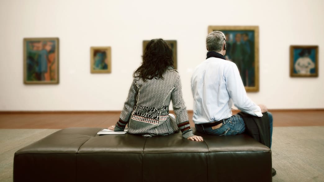 Besucher im Museum Ludwig in Köln beim betrachten von Gemälden