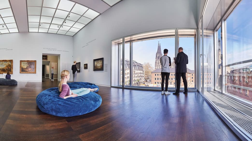 Besucher des Wallraf Richartz Muesum in Köln betrachten Gemälde und geniessen die Aussicht
