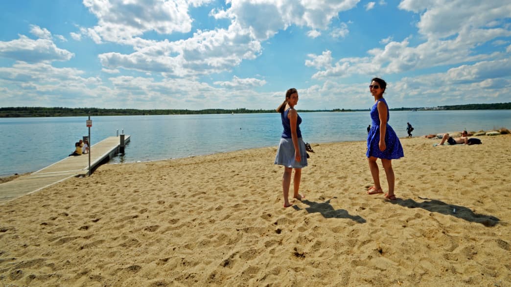Zwei Frauen am Strand des Markkleeberger See bei Leipzig im Neuseenland