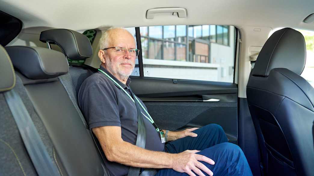 Wolfgang Rudschies auf der Rückbank des Skoda Elroq