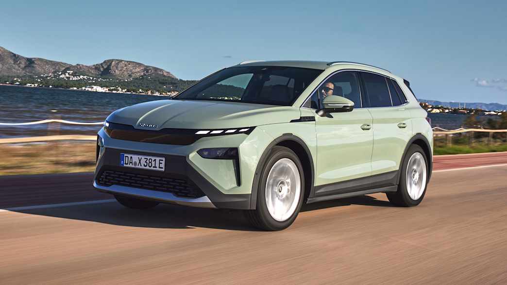 Der Skoda Elroq fahrend seitlich fotografiert