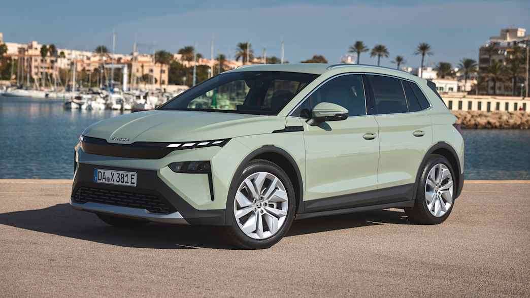Der Skoda Elroq seitlich stehend fotografiert